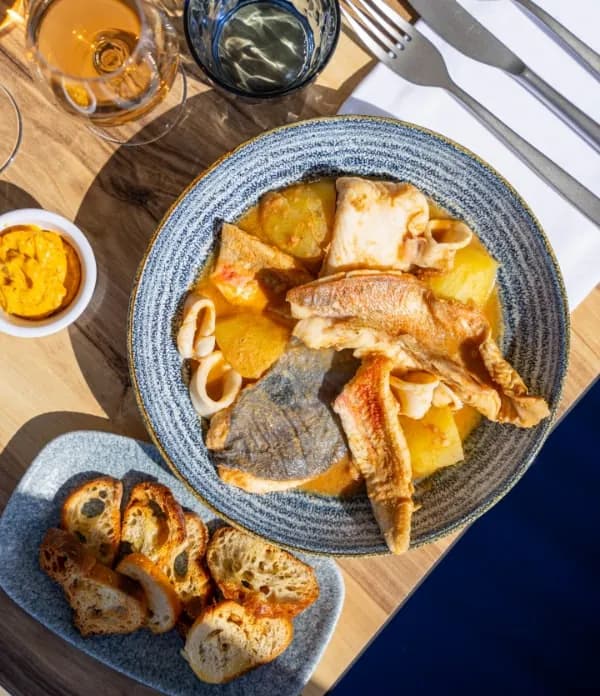 Service de la bouillabaisse traditionnelle