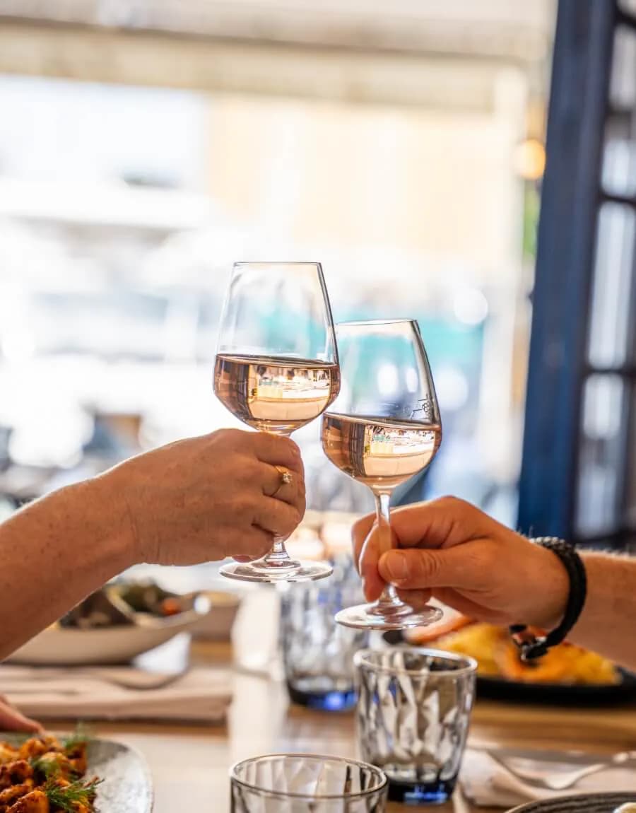 Apéritif au rosé en terrasse