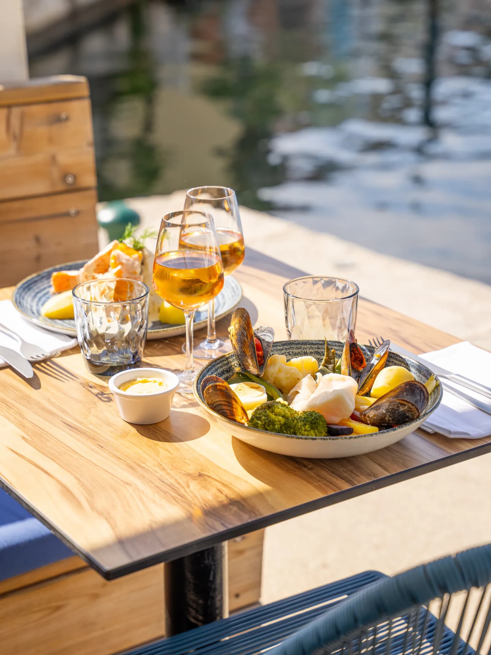 Aïoli provençal et tartare servis en terrasse face au canal au restaurant La Marée à Port Grimaud
