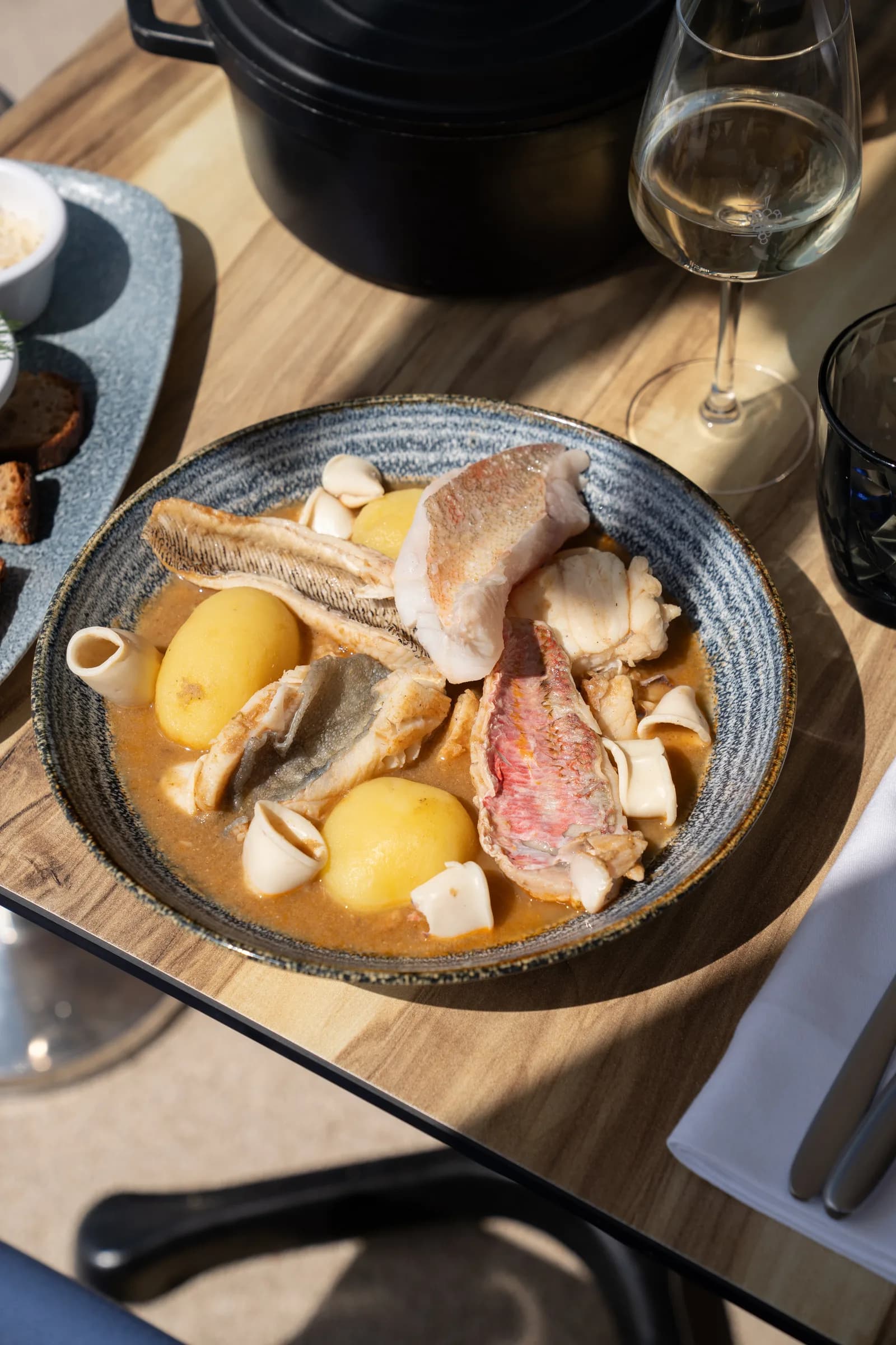 Bouillabaisse servie au restaurant La Marée à Port Grimaud — rascasse, lotte, rouget et pommes de terre dans son bouillon